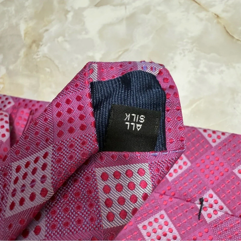 NWOT Holland & Sherry‎ London Men's Silk Printed Shape Tie Pink 3 1/2